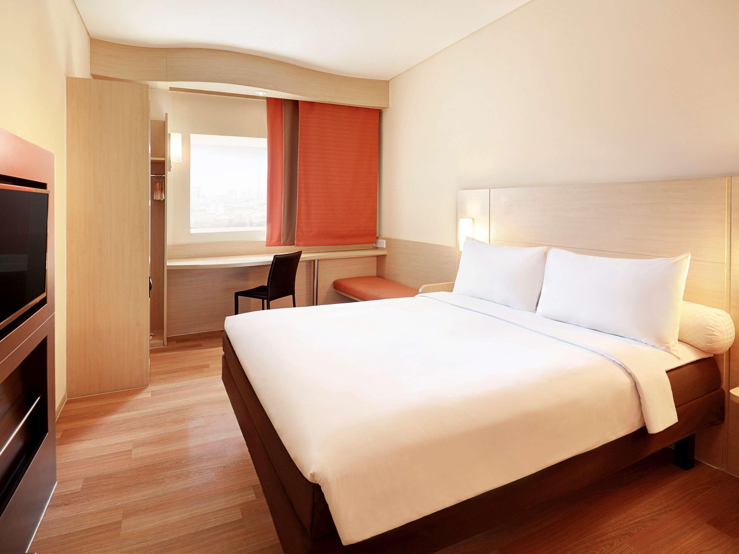 Ibis Jakarta Harmoni Exterior foto