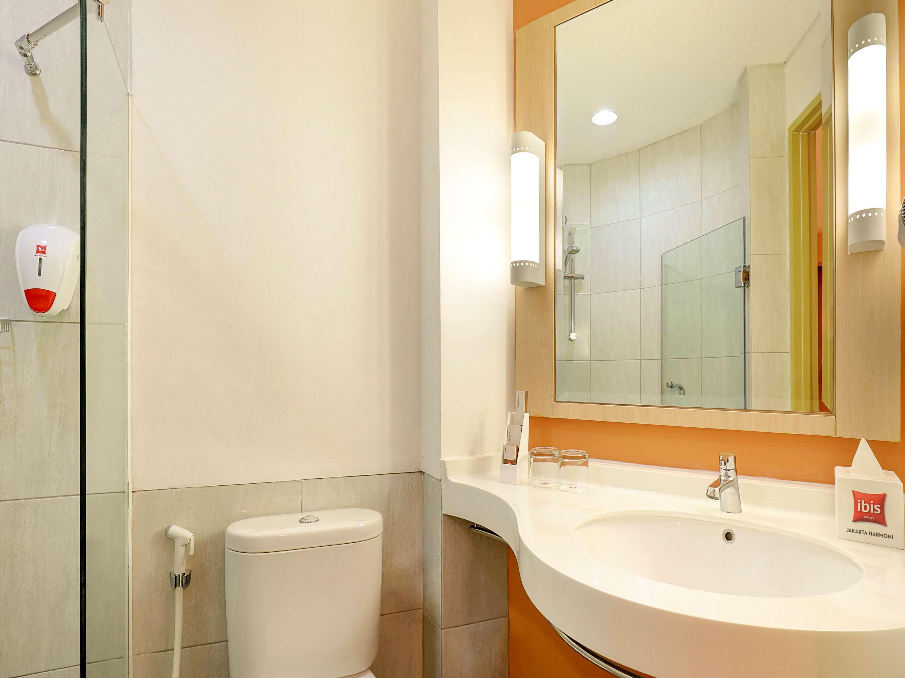 Ibis Jakarta Harmoni Exterior foto