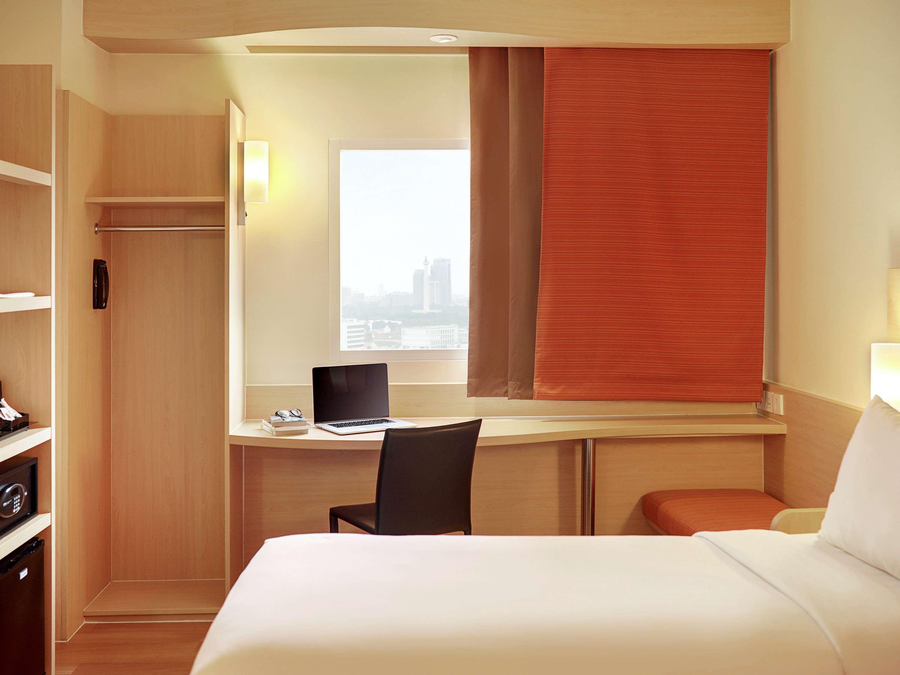Ibis Jakarta Harmoni Exterior foto