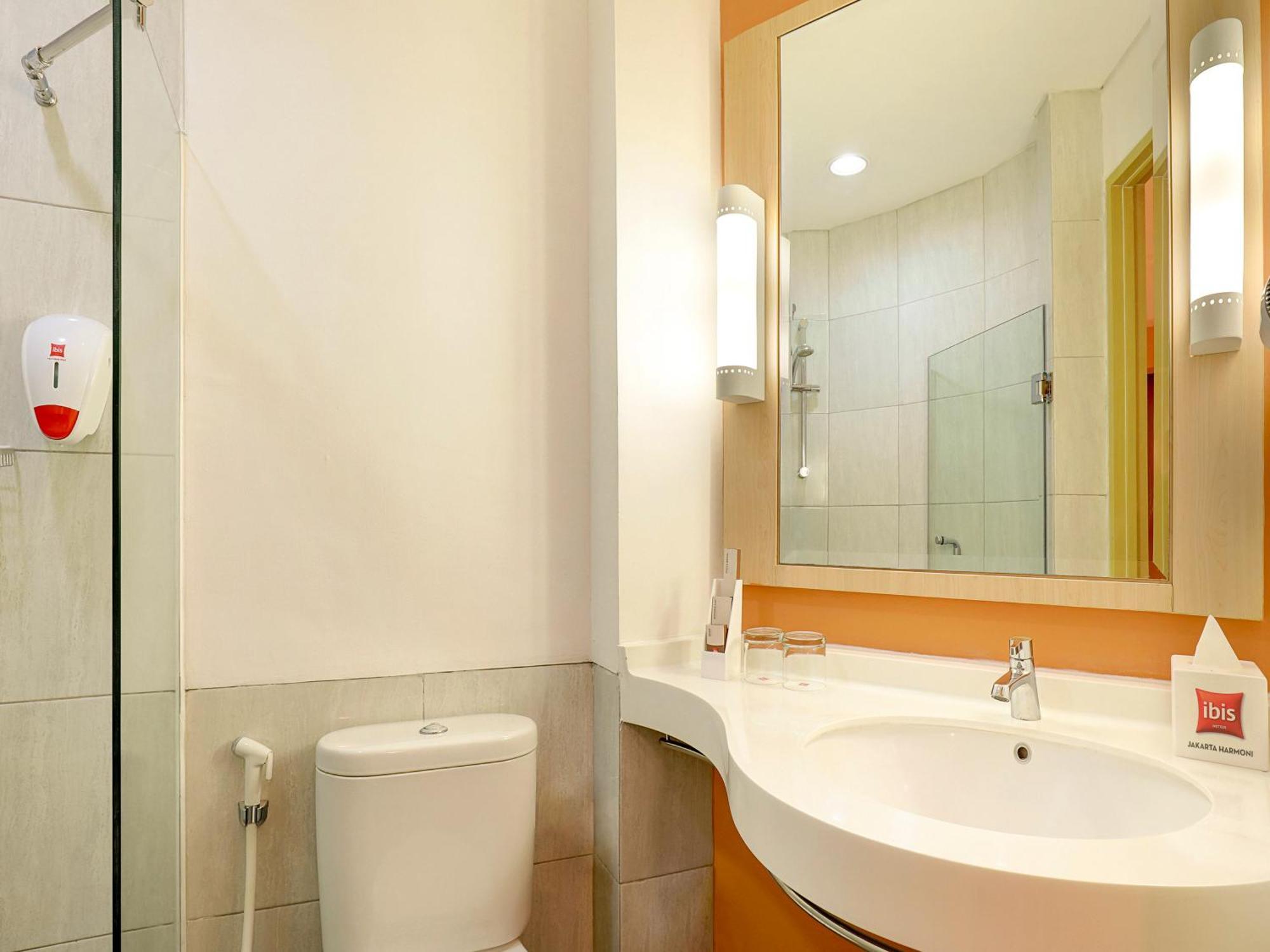Ibis Jakarta Harmoni Exterior foto