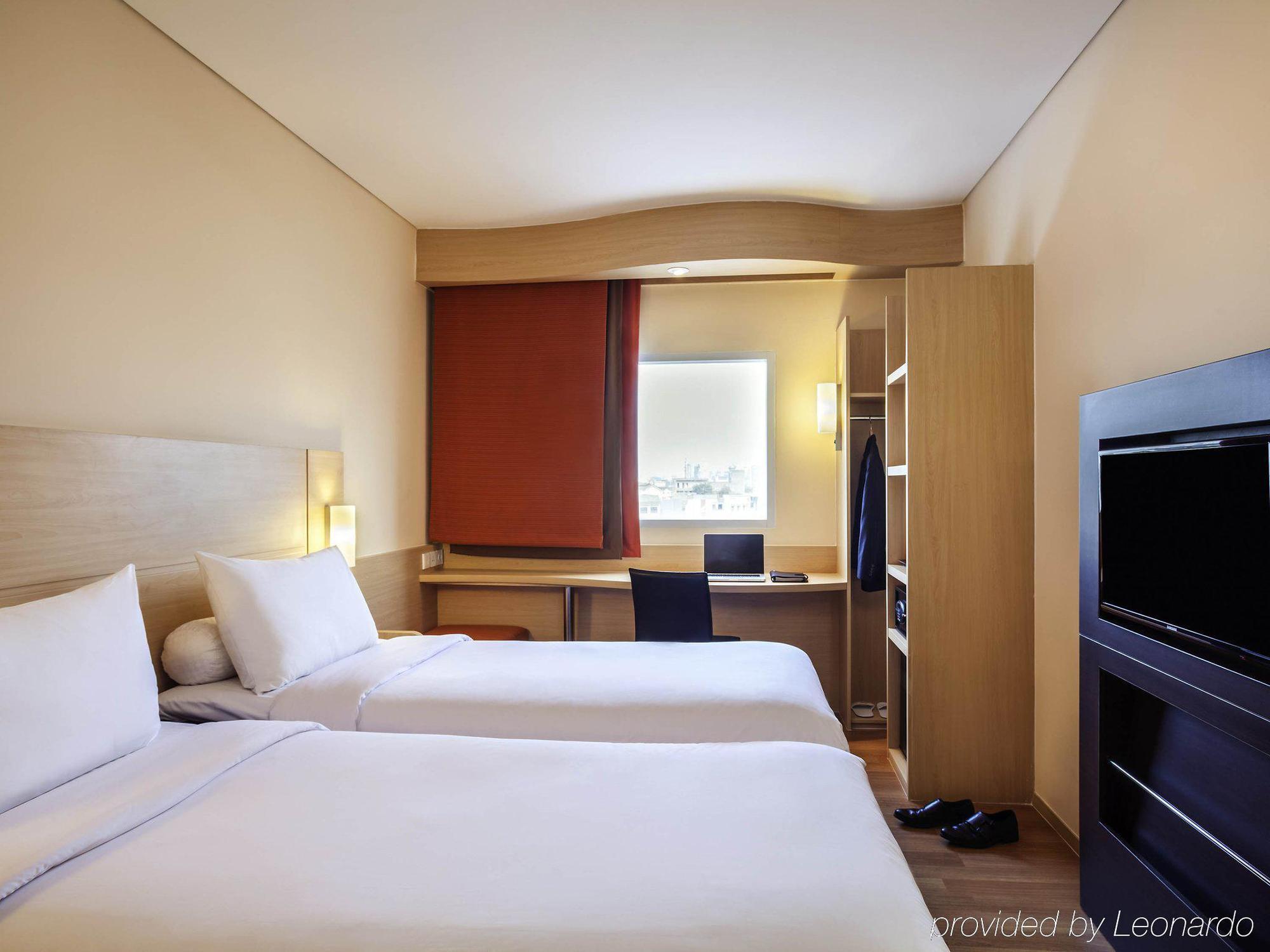 Ibis Jakarta Harmoni Exterior foto