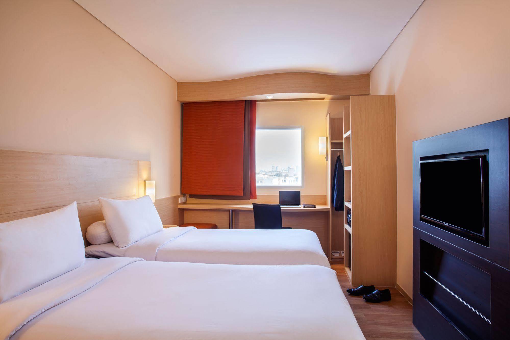 Ibis Jakarta Harmoni Exterior foto