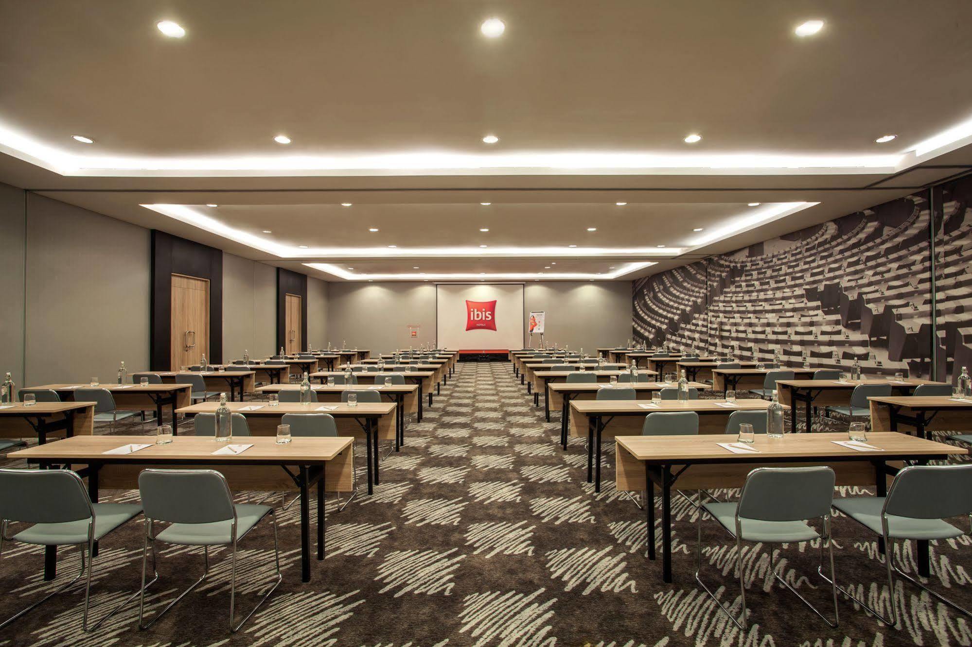 Ibis Jakarta Harmoni Exterior foto