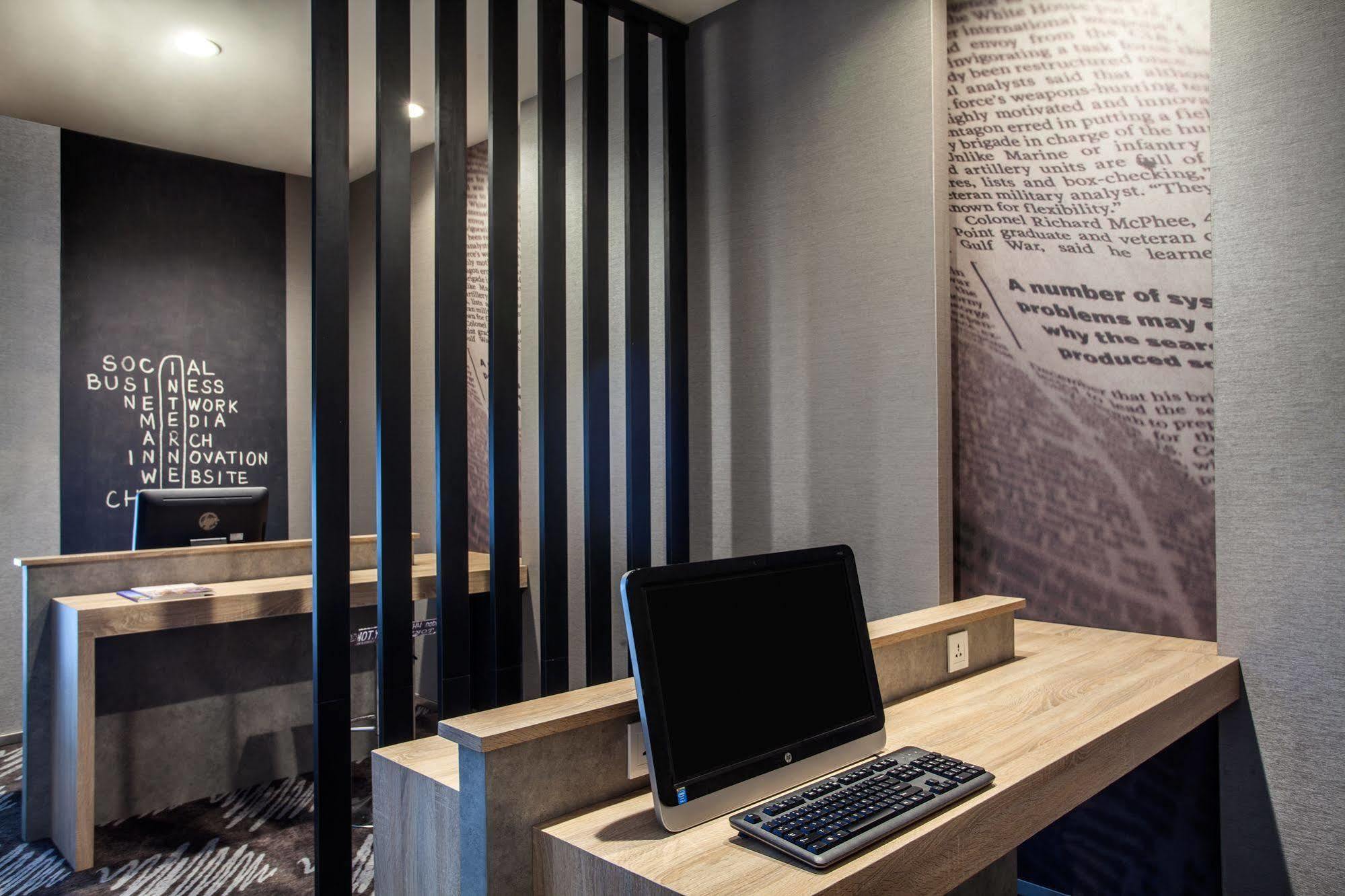 Ibis Jakarta Harmoni Exterior foto